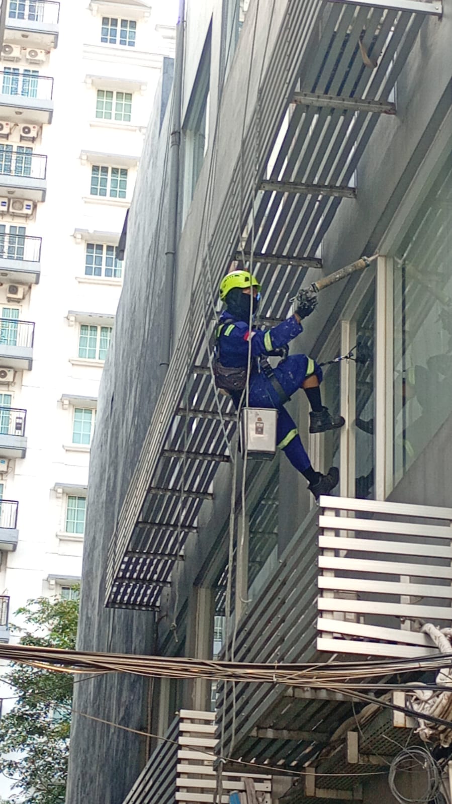 Pemasangan Sealant Kaca